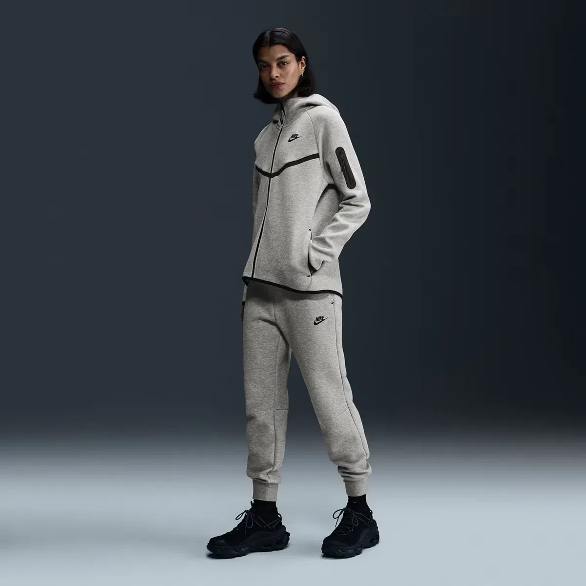 Женские джоггеры из флиса Nike Sportswear Tech Fleece, Цвет Gris — фото 4