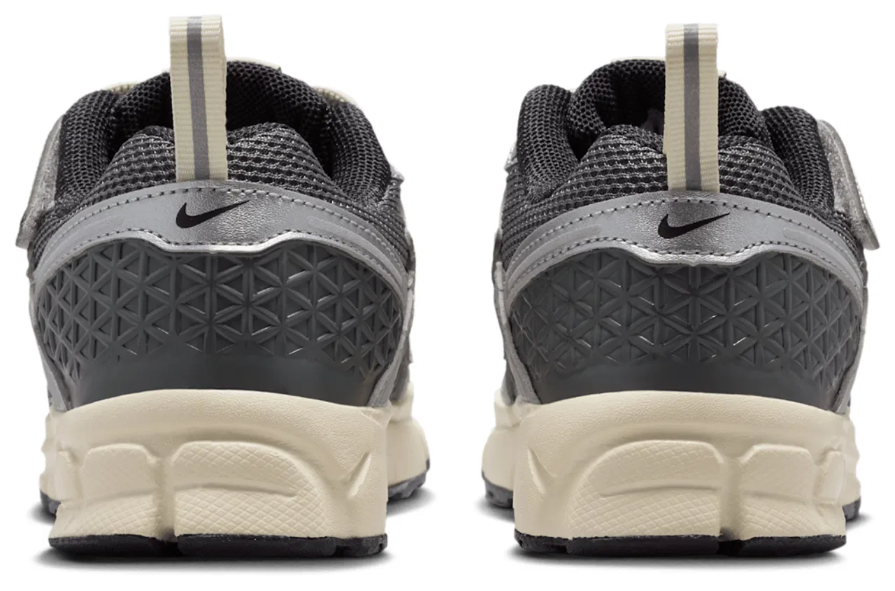 Кроссовки для девочек Vomero 5 Nike, цвет Chrome/Iron Grey/Metallic Silver — фото 3