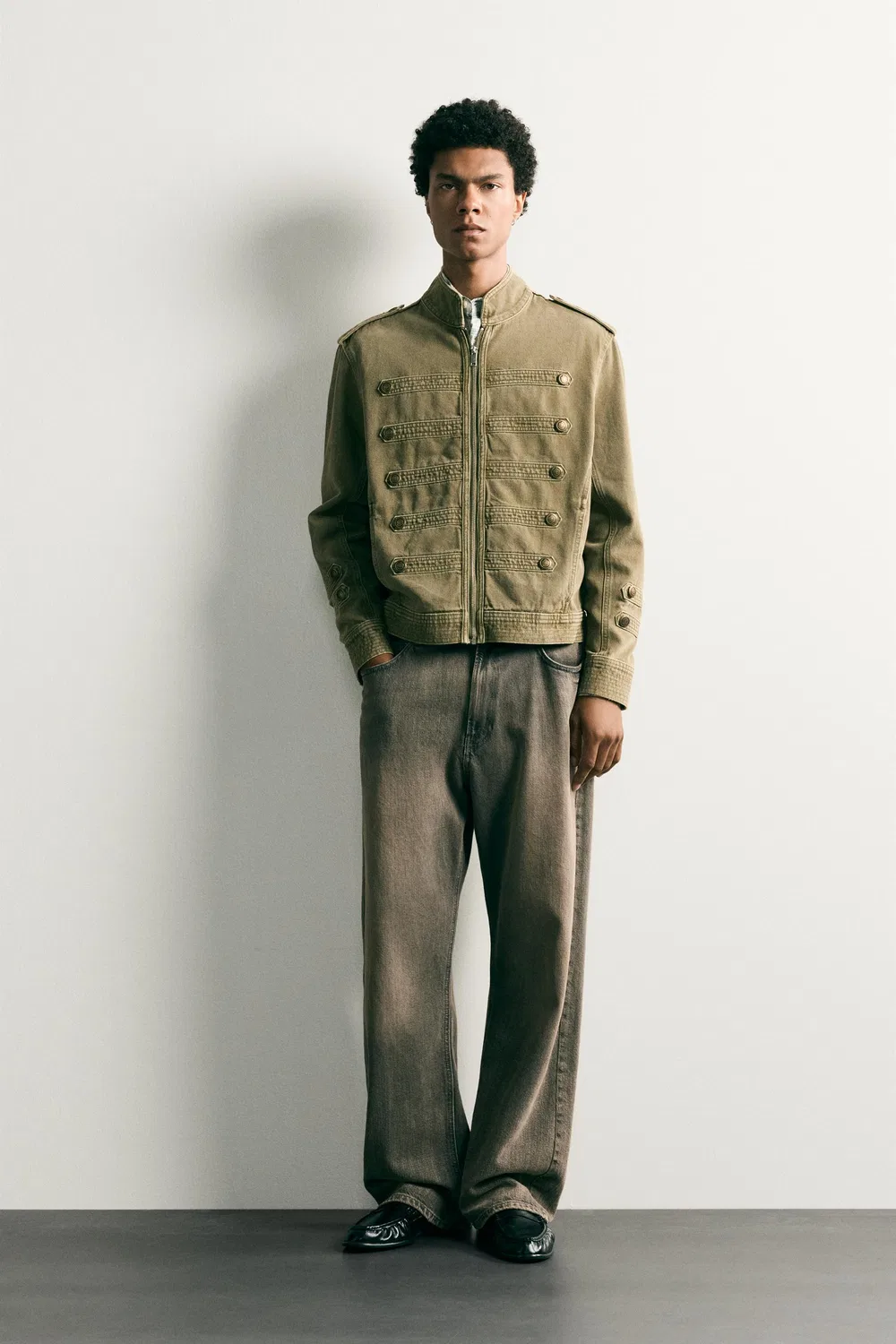 Укороченная джинсовая куртка с пуговицами. ZARA, Khaki