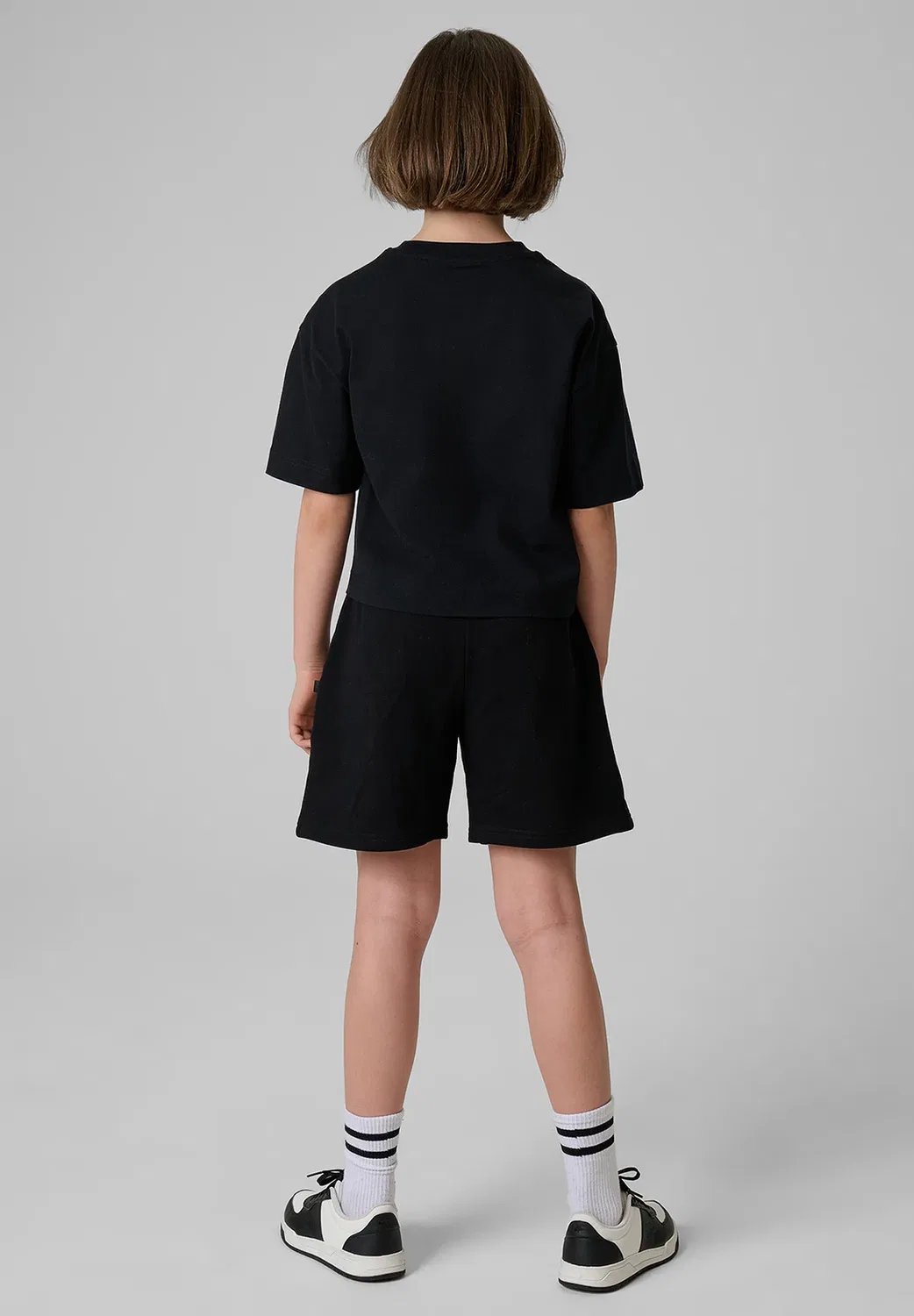 Spodenki dresowe dziewczęce - czarny 164 (13-14 лат) - спортивные шорты 4F, Deep Black — фото 3