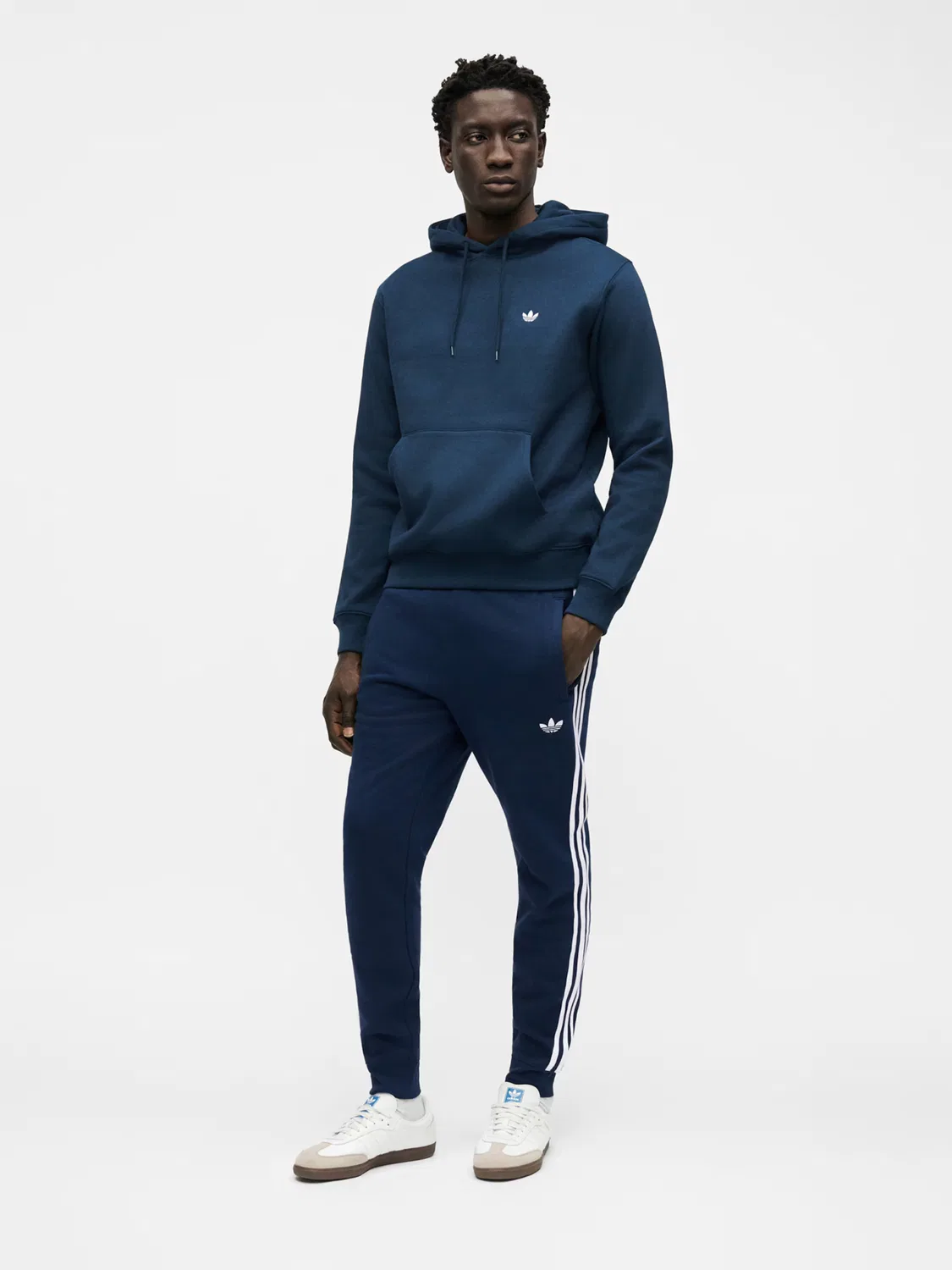 Зауженные брюки Adidas Originals темно-синего цвета — фото 3