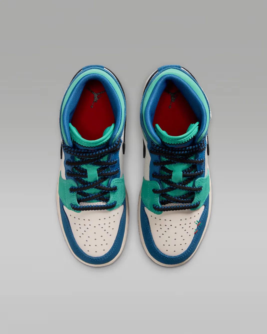 Кроссовки для детей постарше Air Jordan 1 Mid SE, Chalk/True Blue/Kinetic Green/University Red — фото 4