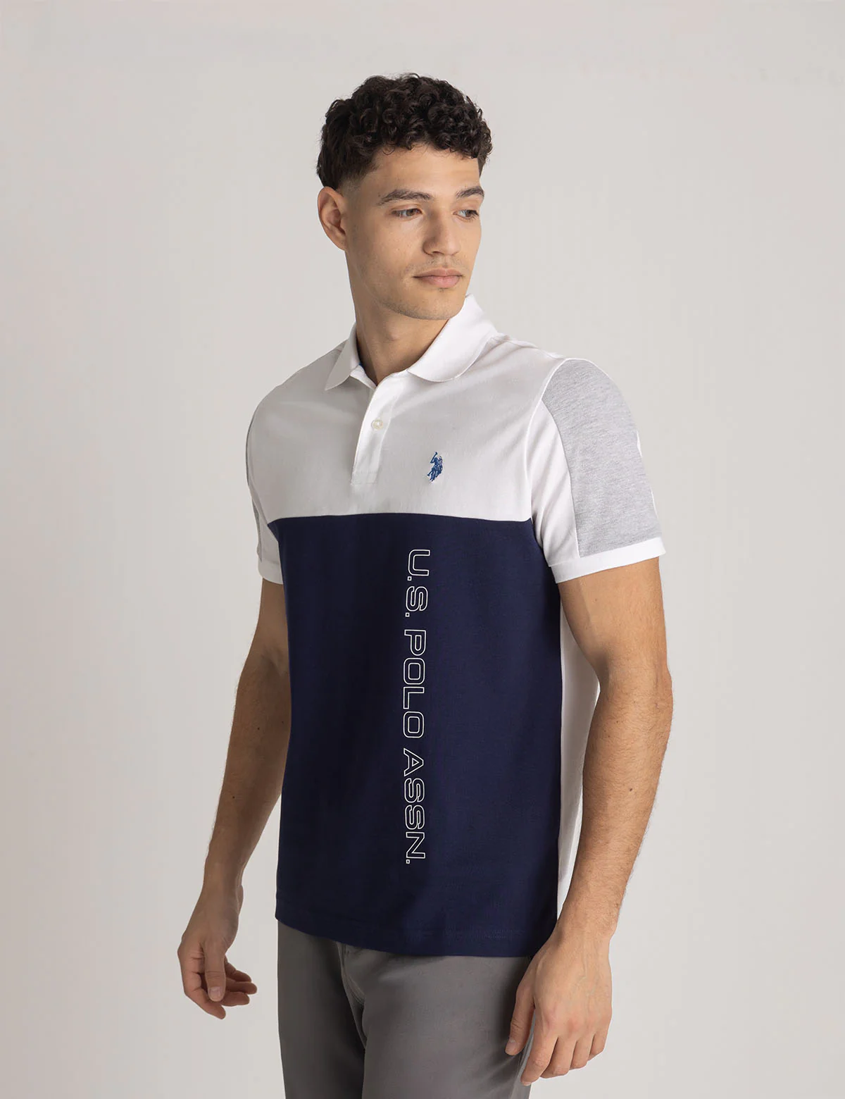 

Футболка-поло U.S. Polo Assn Color Block Wordmark, белый/темно-синий