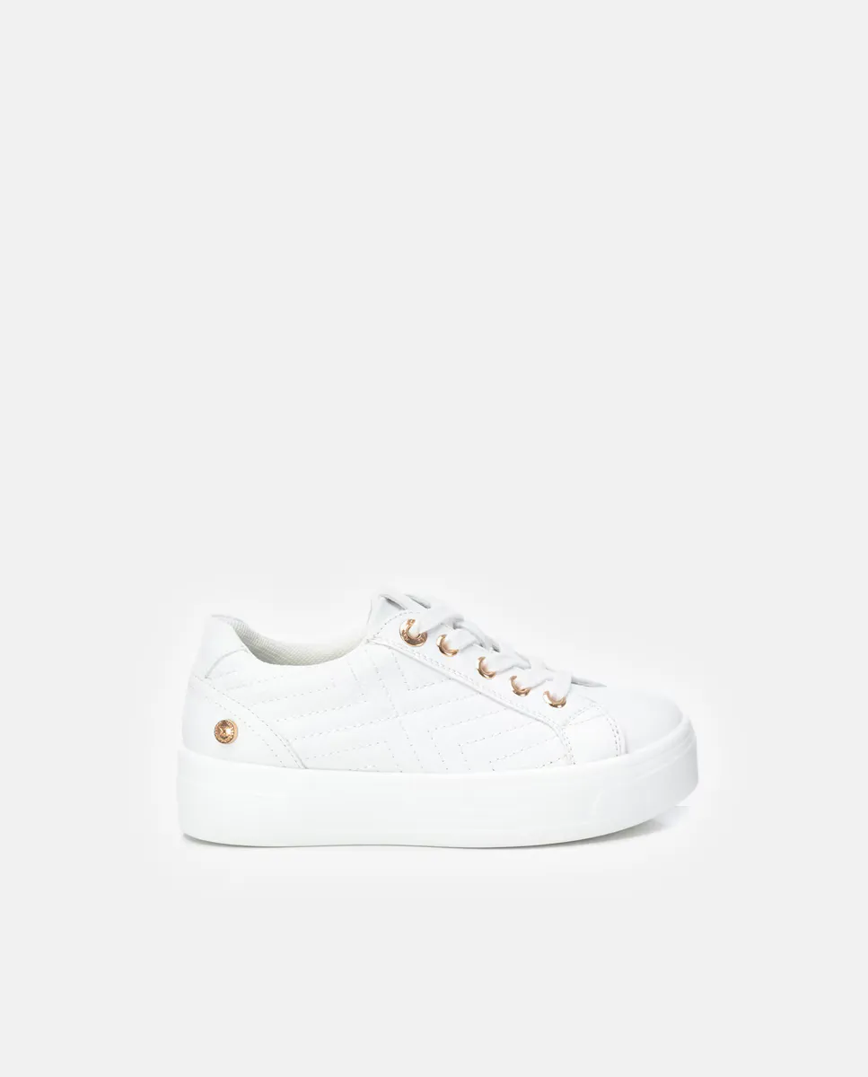 

Кроссовки для девочек со шнурками и металлизированным материалом Xti, белый