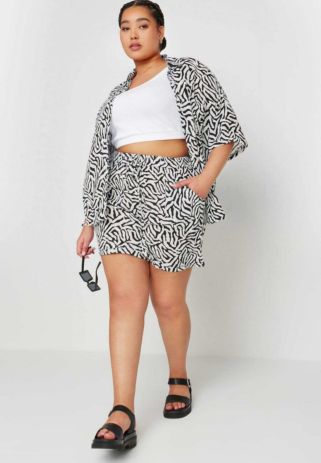 

Шорты Zebra Crinkle Yours Clothing, черные