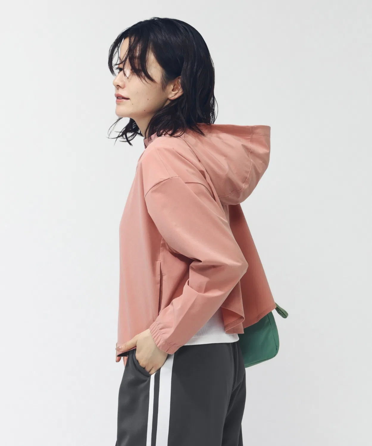 Женская куртка из полиэстера с капюшоном One DF Woven Jacket NIKE, Smokey Pink — фото 3
