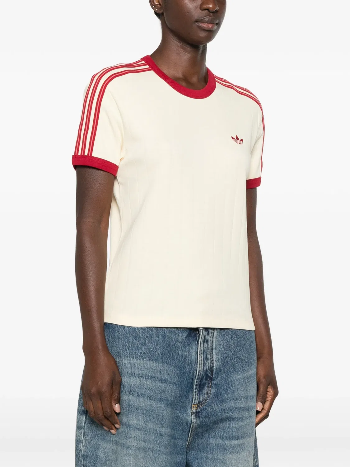 Полосатая футболка с вышитым логотипом Adidas, нейтральные цвета — фото 3