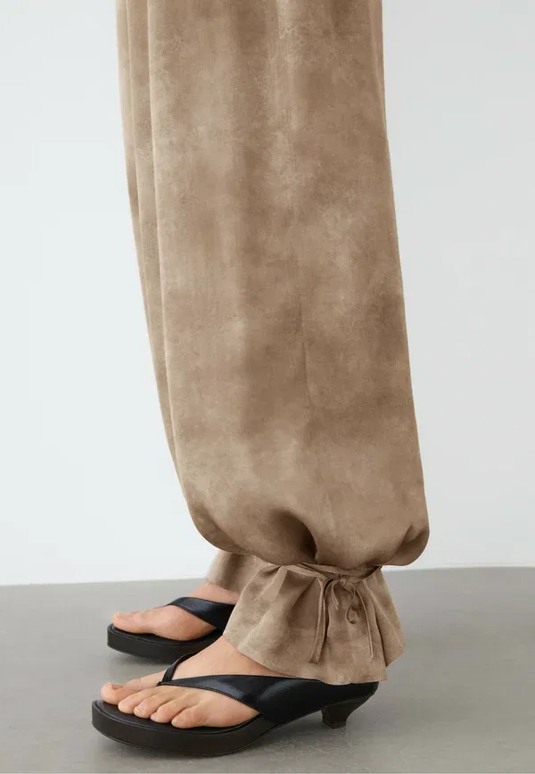 Брюки с отделкой-завязками Flowing pants with tie-detail hem Massimo Dutti, бежевые — фото 4
