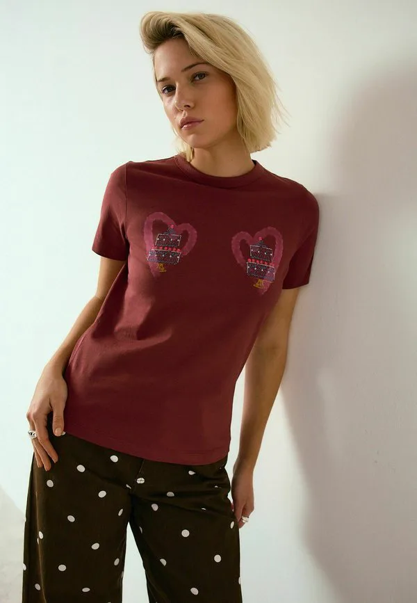 

Футболка стандартного кроя с принтом в виде сердечек. Next, Burgundy Red, Красный, Футболка стандартного кроя с принтом в виде сердечек. Next, Burgundy Red