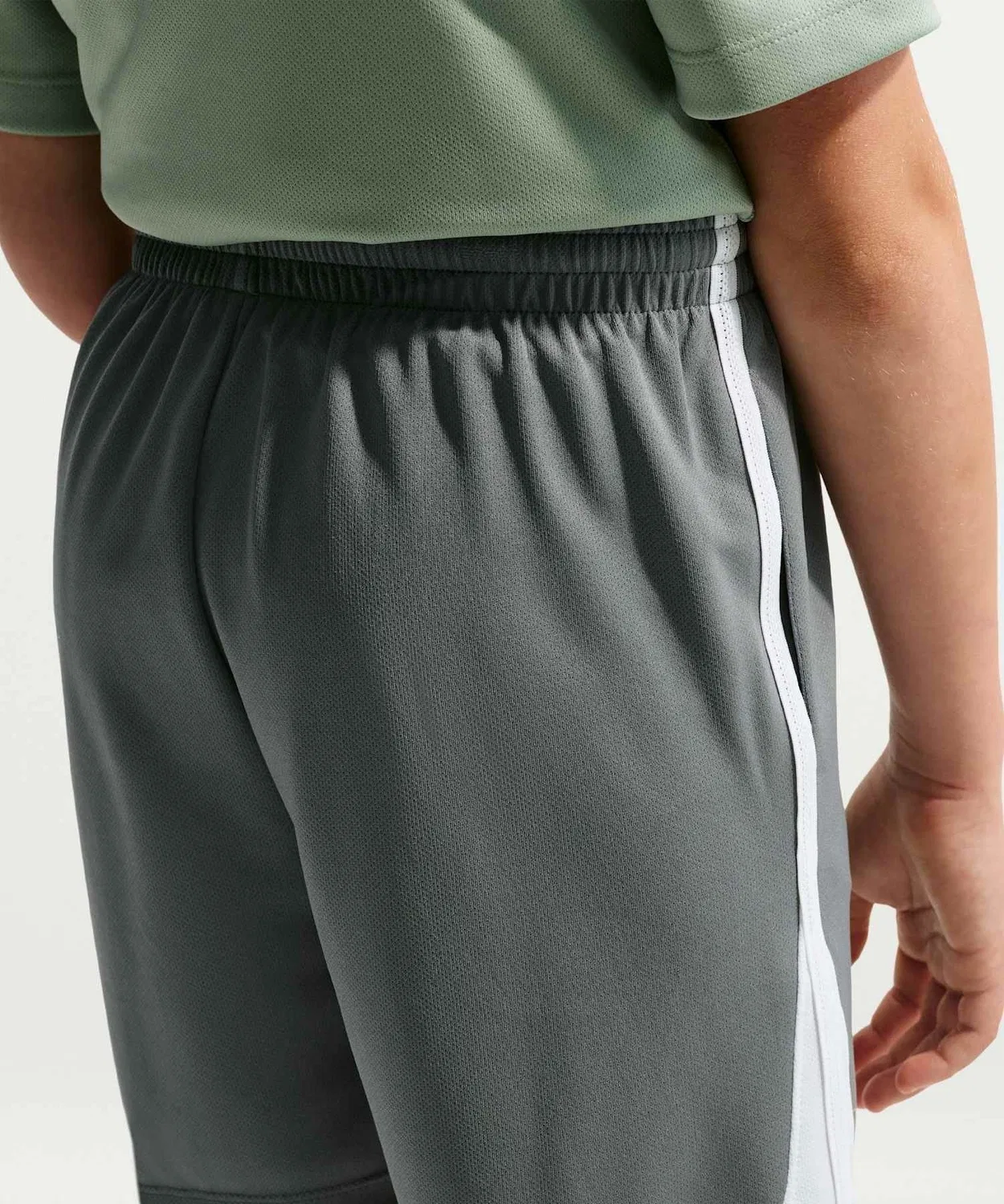 Детские шорты с быстросохнущей технологией Dri-FIT, модель Multi NIKE, Smoke Grey — фото 4