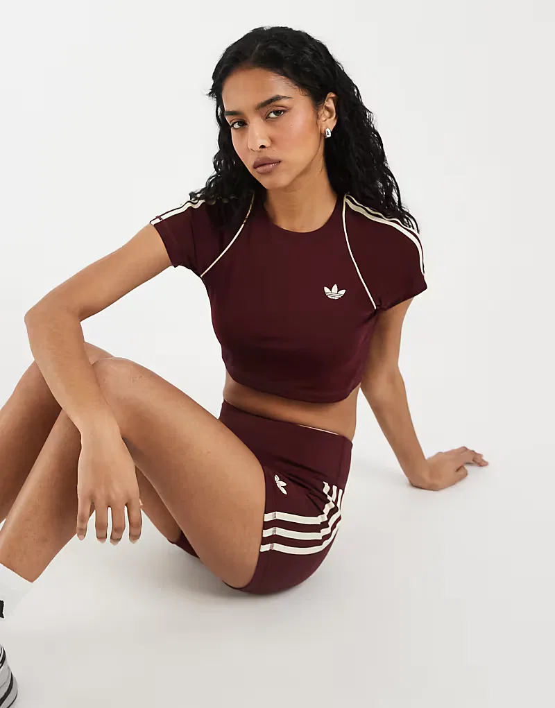 Укороченная спортивная футболка Adidas Originals в бордовом и кремовом цвете