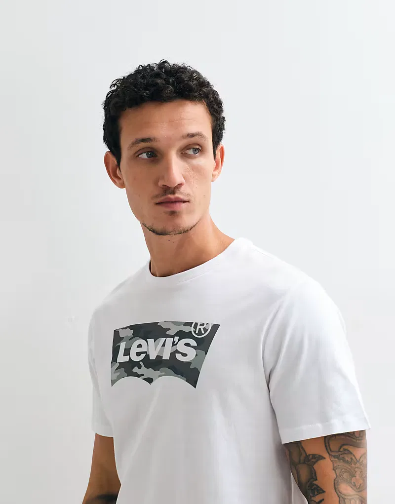 Футболка Levi's с графическим камуфляжным логотипом, белая — фото 3