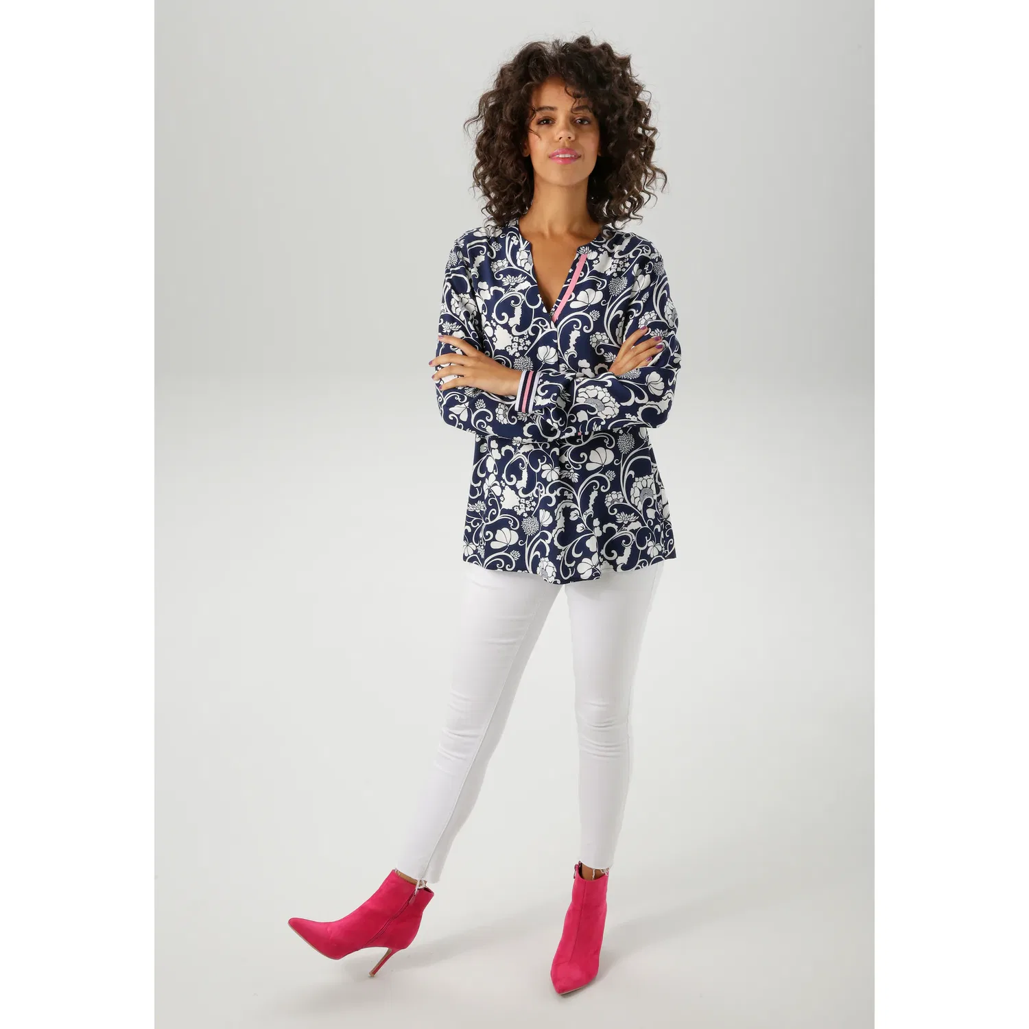 Блуза с V-образным вырезом с графическим цветочным принтом Aniston CASUAL, Navy/Wool White/Pink — фото 4