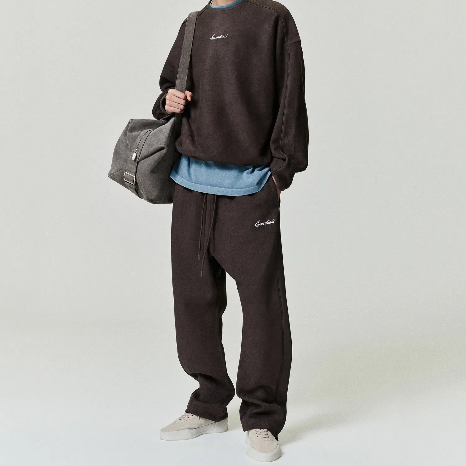 Женские трикотажные спортивные штаны свободного кроя с начесом Suede Fleece Signature Relaxed Pant Fear Of God Essentials — фото 4