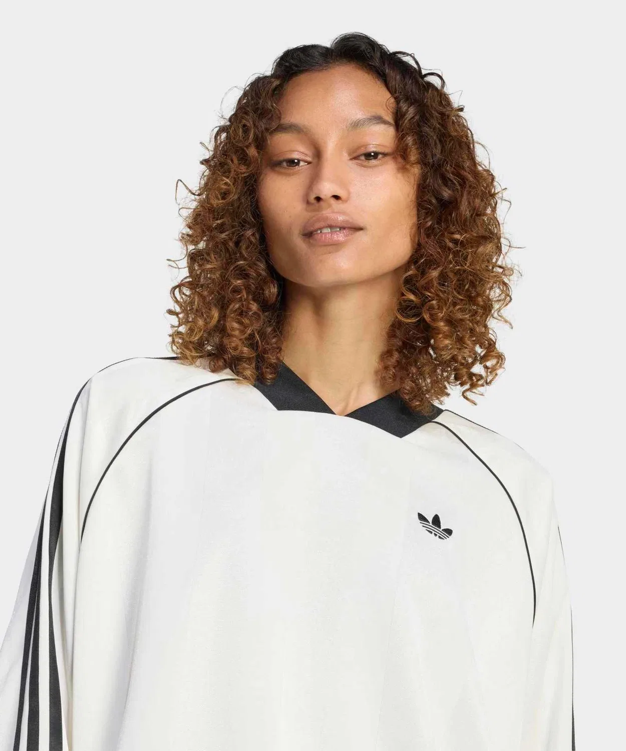 Женская длинная футболка оверсайз с V-образным вырезом и принтом Three Stripes Adidas Originals, Белый — фото 3