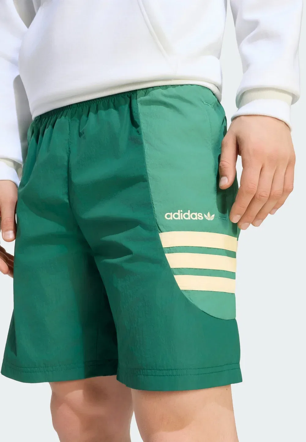 Мюнхенский магазин спортивных штанов Adidas Originals, Collegiate Green — фото 4
