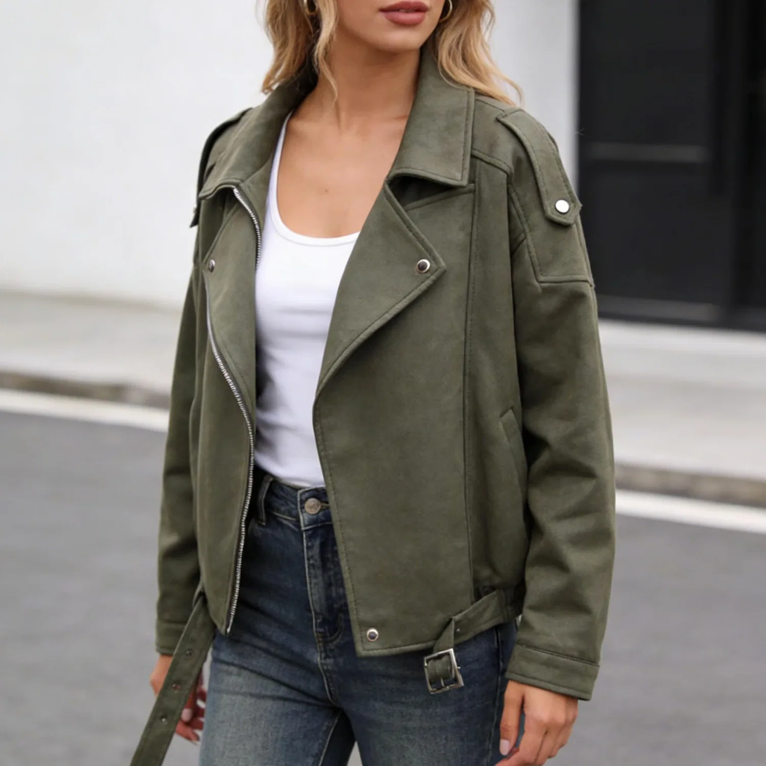 Женская куртка-косуха из искусственной замши с поясом, army green — фото 3