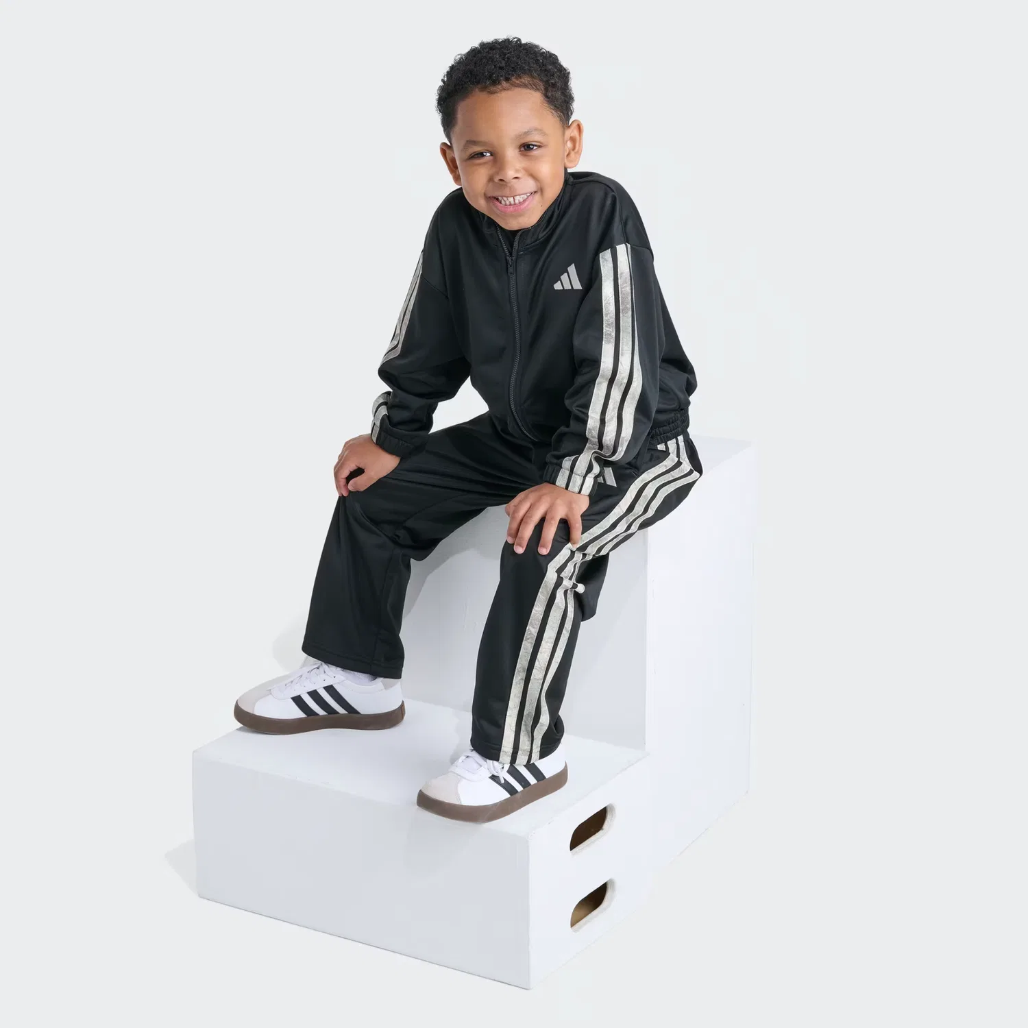 Детский спортивный костюм с камуфляжным принтом из куртки и штанов Rock Camo Adidas Sportswear, черный — фото 2