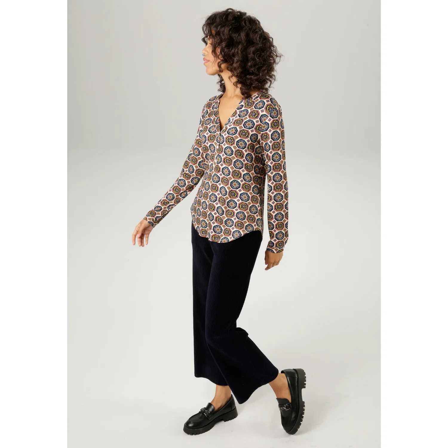 Блуза свободного кроя с ретро-принтом Aniston CASUAL, Hellbeige/Black/Petrol/Heavenly Blue/Brown/Red/Yellow/Lavender/Heavenly Green — фото 4