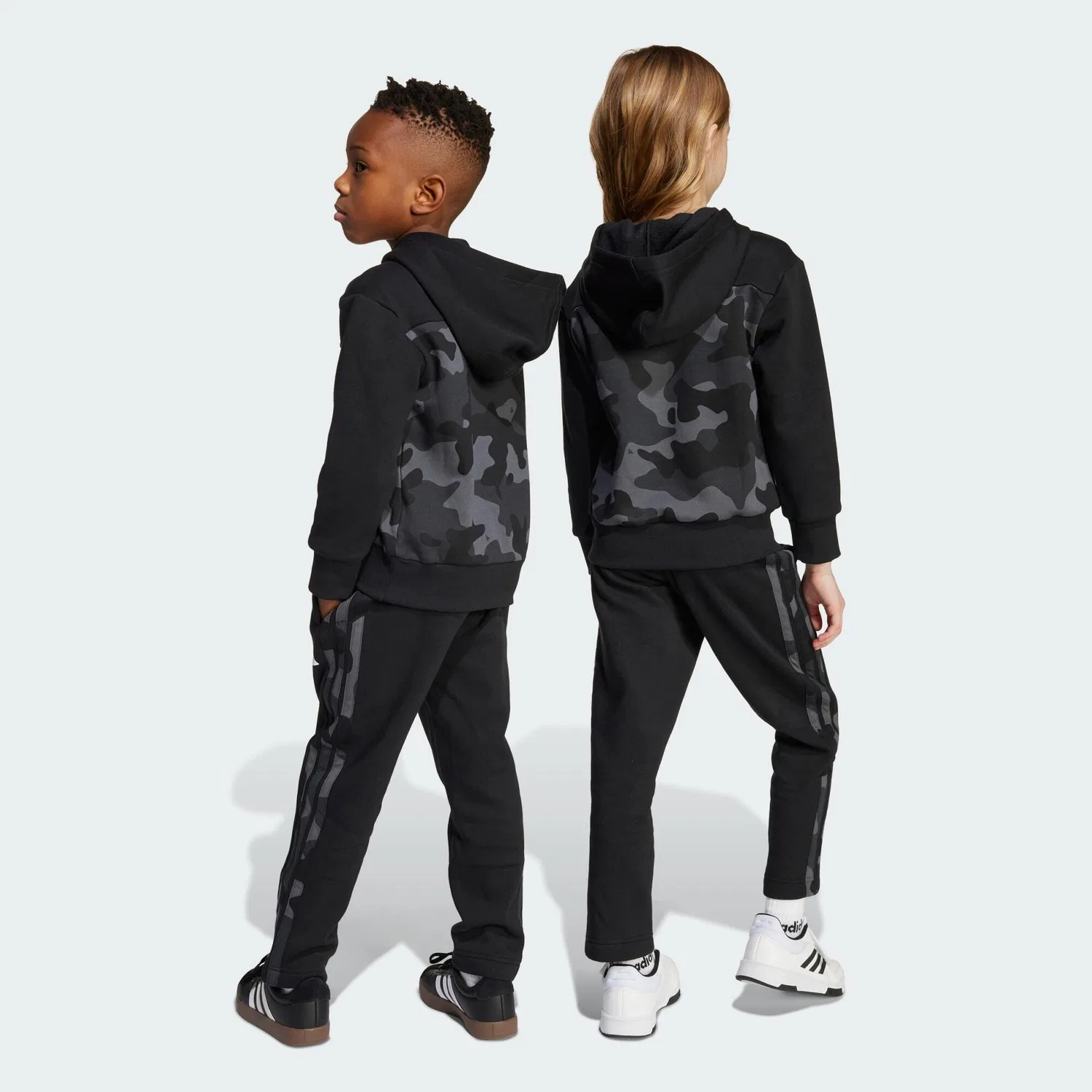 Детский спортивный костюм с камуфляжным принтом Seasonal Essentials Camo Fleece, Adidas, Цвет Черный / Белый — фото 4