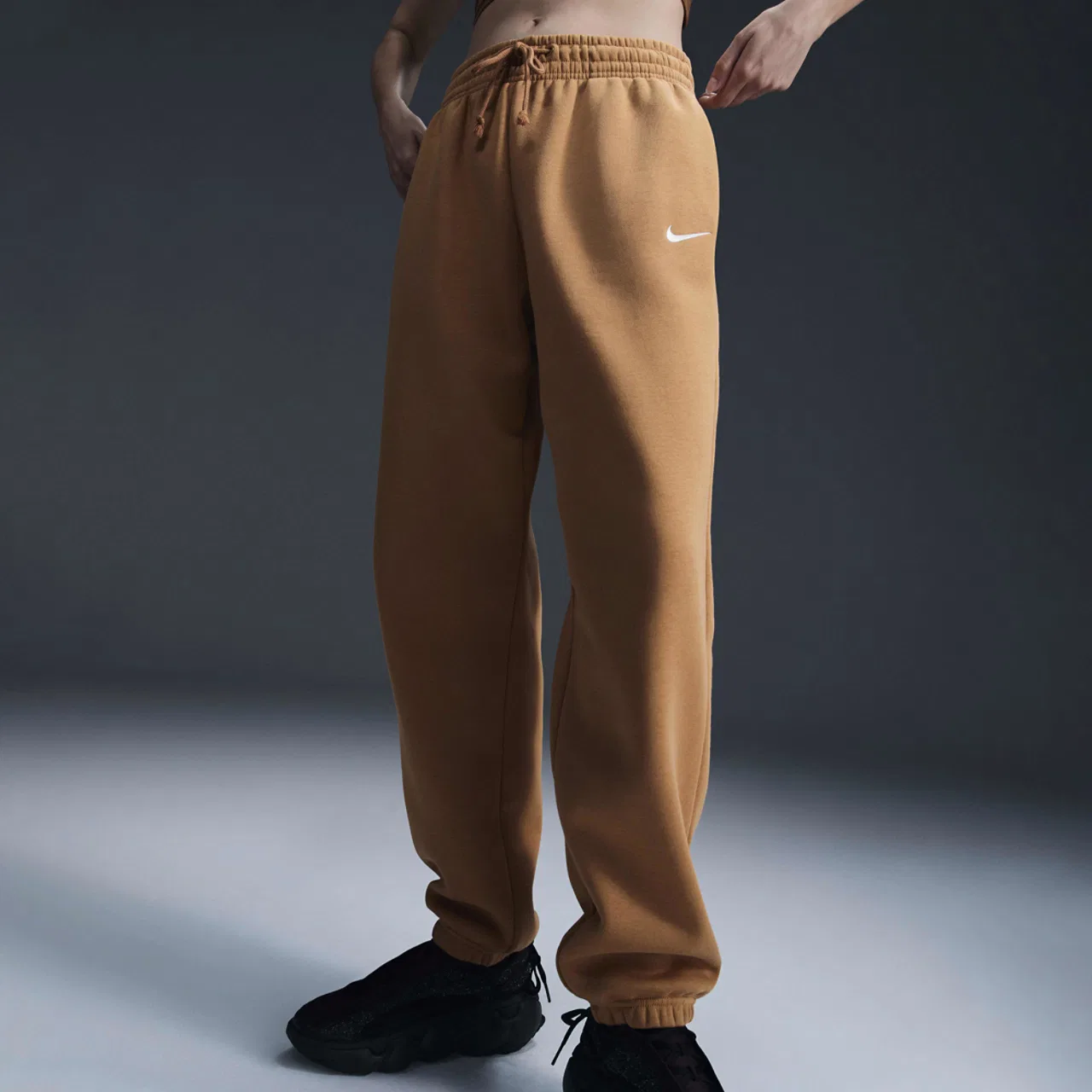 Женские брюки-джоггеры свободного кроя Phoenix HR OS Nike, цвет Flax/Sail