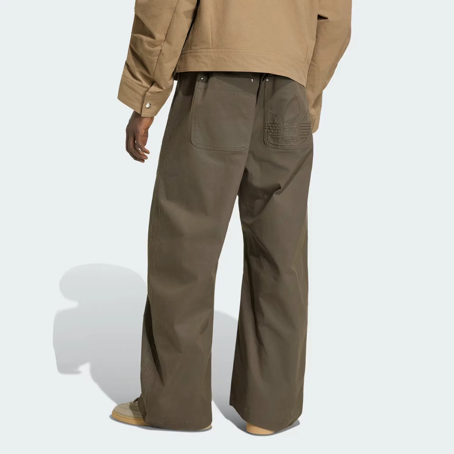 Мужские брюки свободного кроя Premium Essentials Wide Pants Adidas Originals, темно-оливковый — фото 2