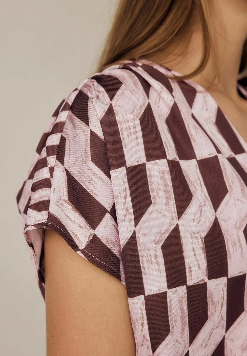 Блузка с короткими рукавами и V-образным вырезом, укороченного кроя Next, Pink Brown Geometric Print