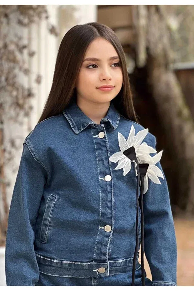 Детская джинсовая куртка с объемным цветочным аксессуаром Dudor Kids — фото 4