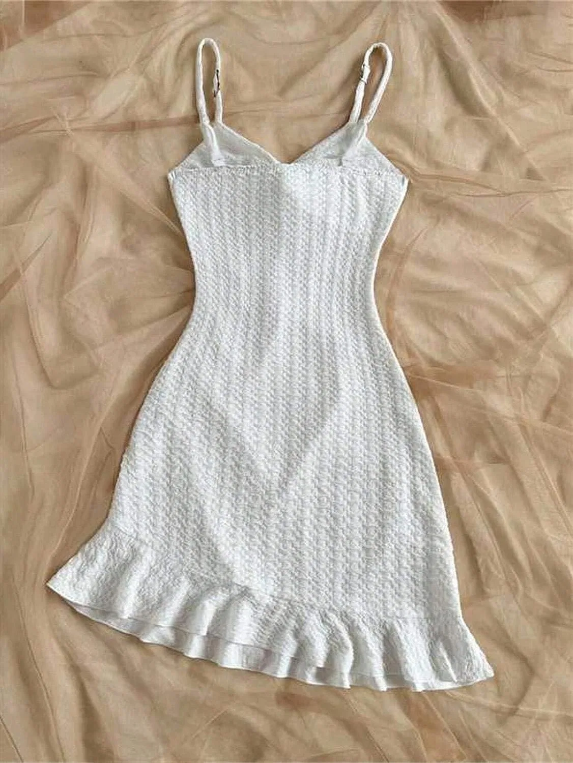 Женское мини-платье с асимметричным вырезом бренда Yuchenda, White — фото 2