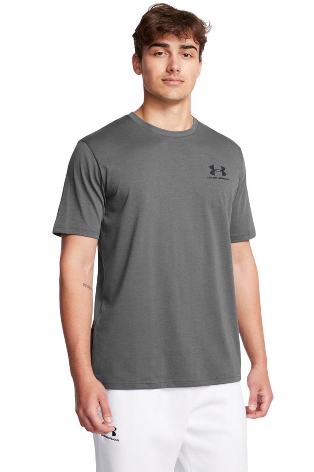 

Футболка в спортивном стиле Under Armour, серый