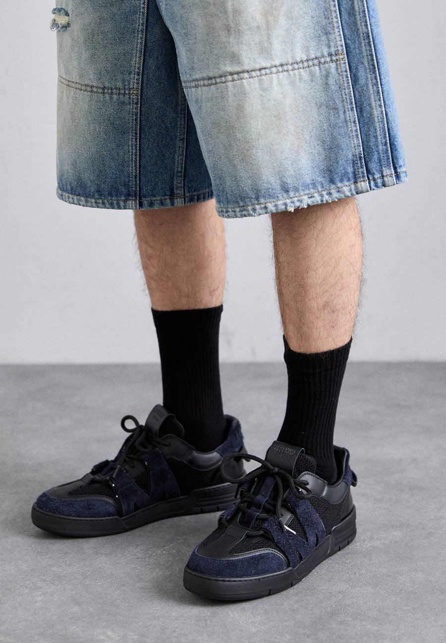 Кроссовки MOSCHINO Trainers, Blu/Nero/Silver-Coloured/Black — фото 2