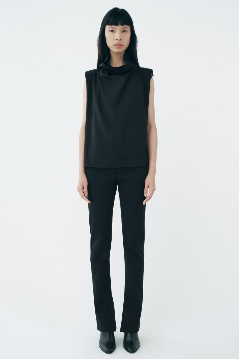 

Топ с высоким воротом и подплечниками ZARA, черный