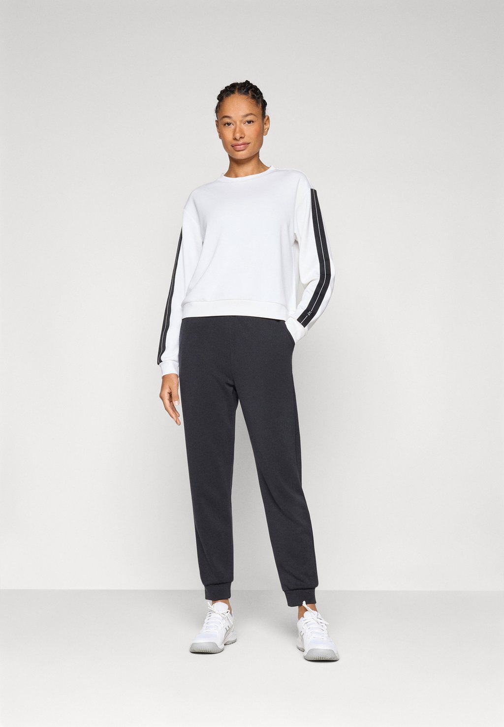 

Спортивный костюм TRAIN TRACKSUIT LOGO TAPE SET EA7 Emporio Armani, белый