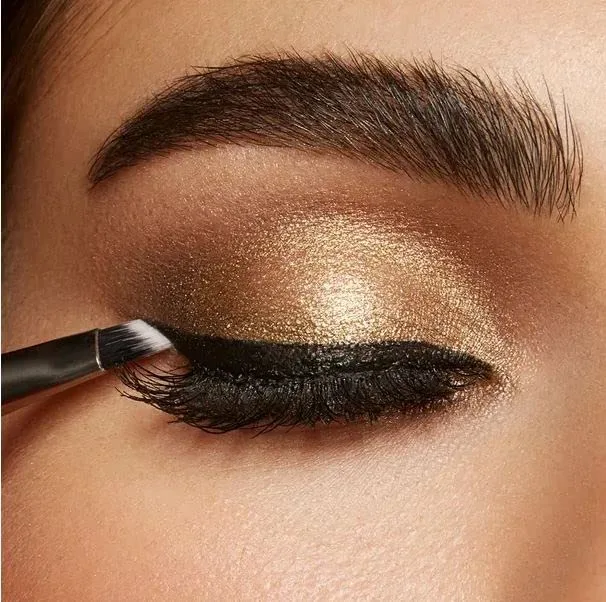 Кисть для подводки глаз KIKO Milano Eyes 62 со скошенными краями | Кисть со скошенными краями и синтетическими волокнами для нанесения подводки для глаз, Black — фото 2