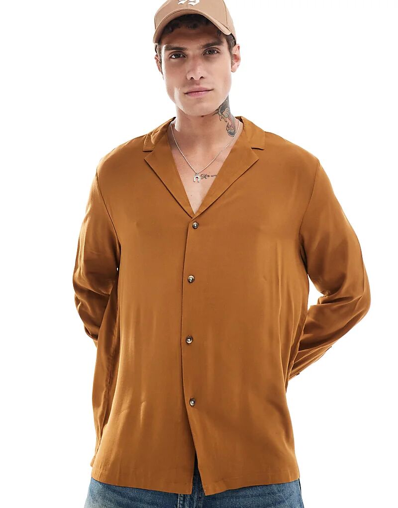 

Свободная рубашка из вискозы глубокого тона цвета загара ASOS DESIGN