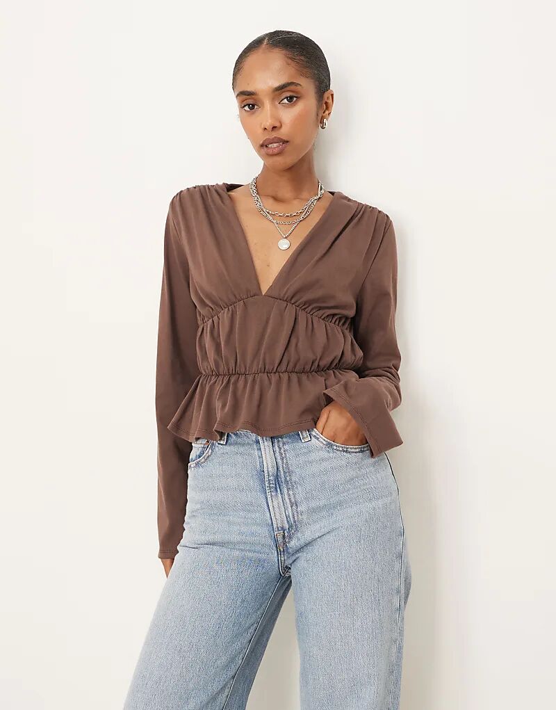 

Футболка ASOS DESIGN с длинными рукавами и оборкой шоколадного цвета