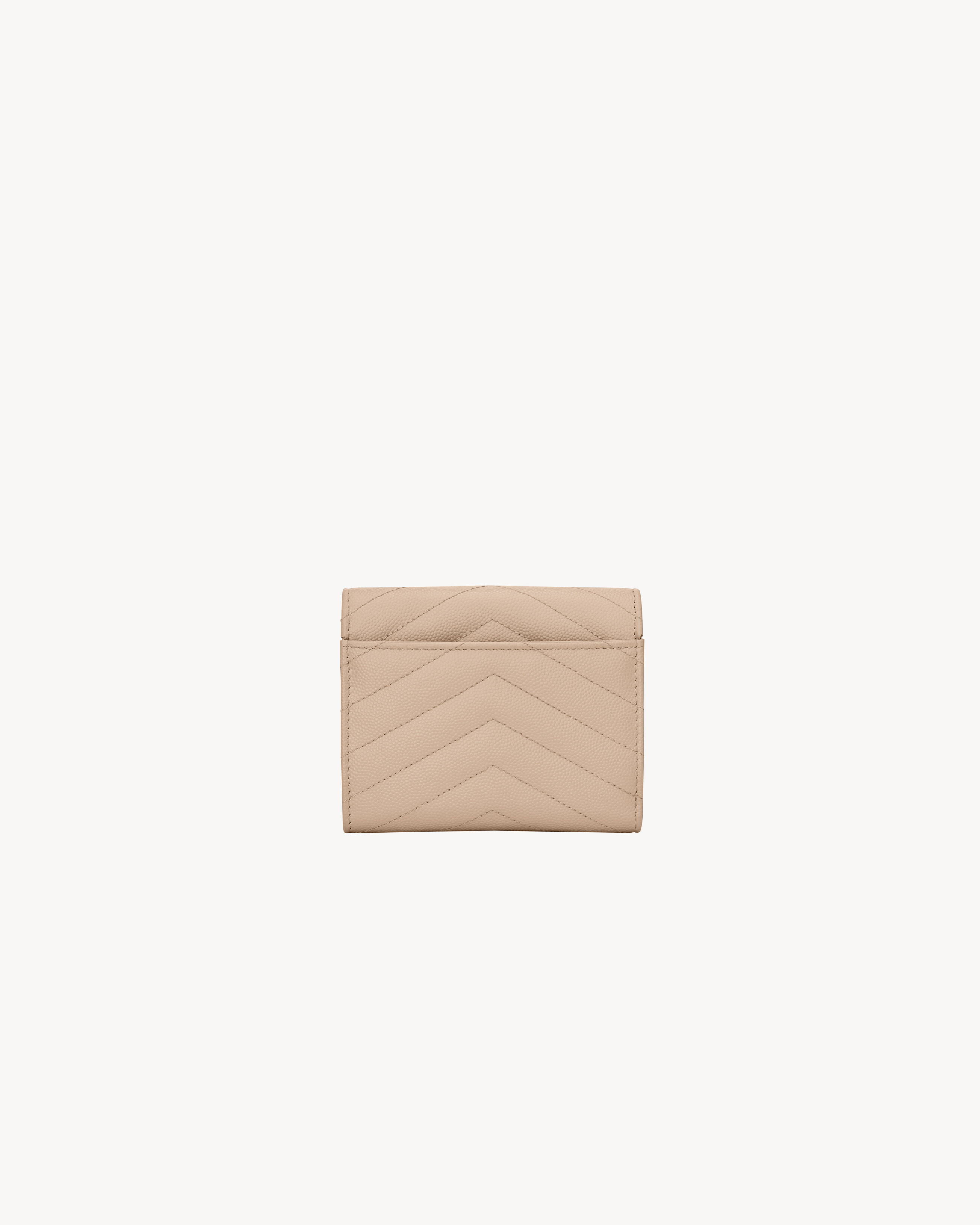 Компактный тройной кошелек CASSANDRE MATELASSE из зернистой кожи grain de poudre Saint Laurent, бежевый — фото 2