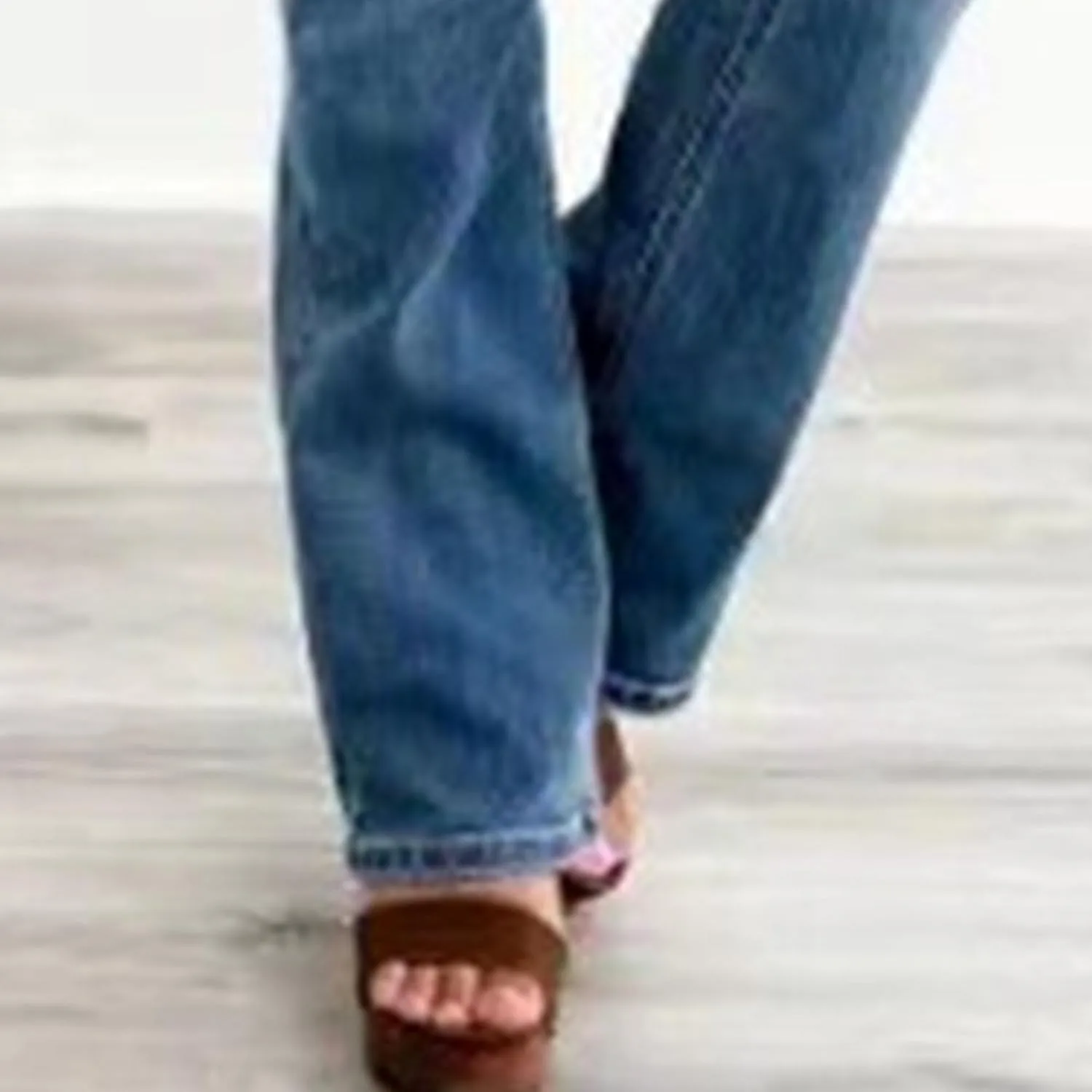 Модные расклешенные джинсы для женщин 2025 mid rise bootcut high stretch — фото 3
