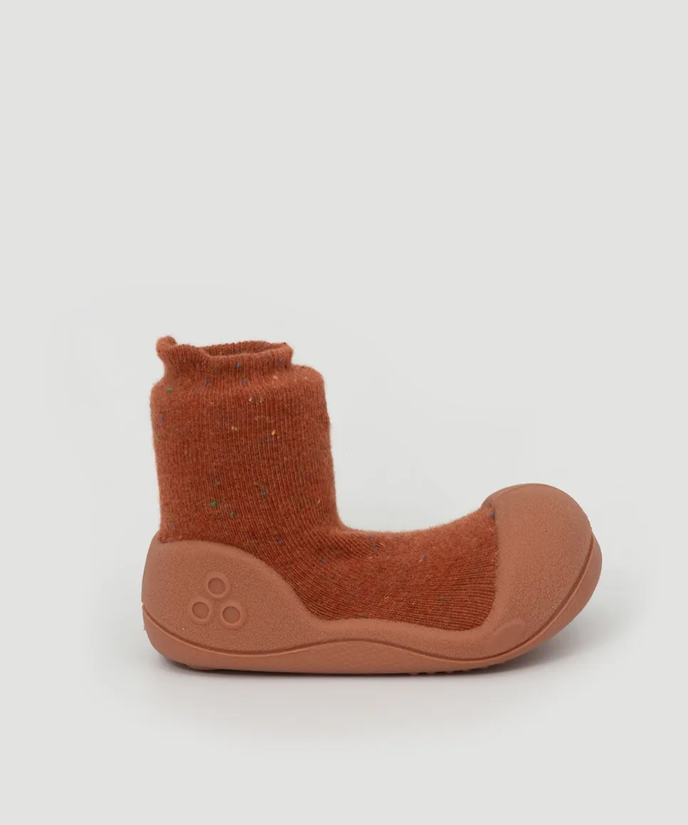 

Двойные хлопковые пинетки для младенцев коричневого мраморного цвета с вышитой деталью Attipas