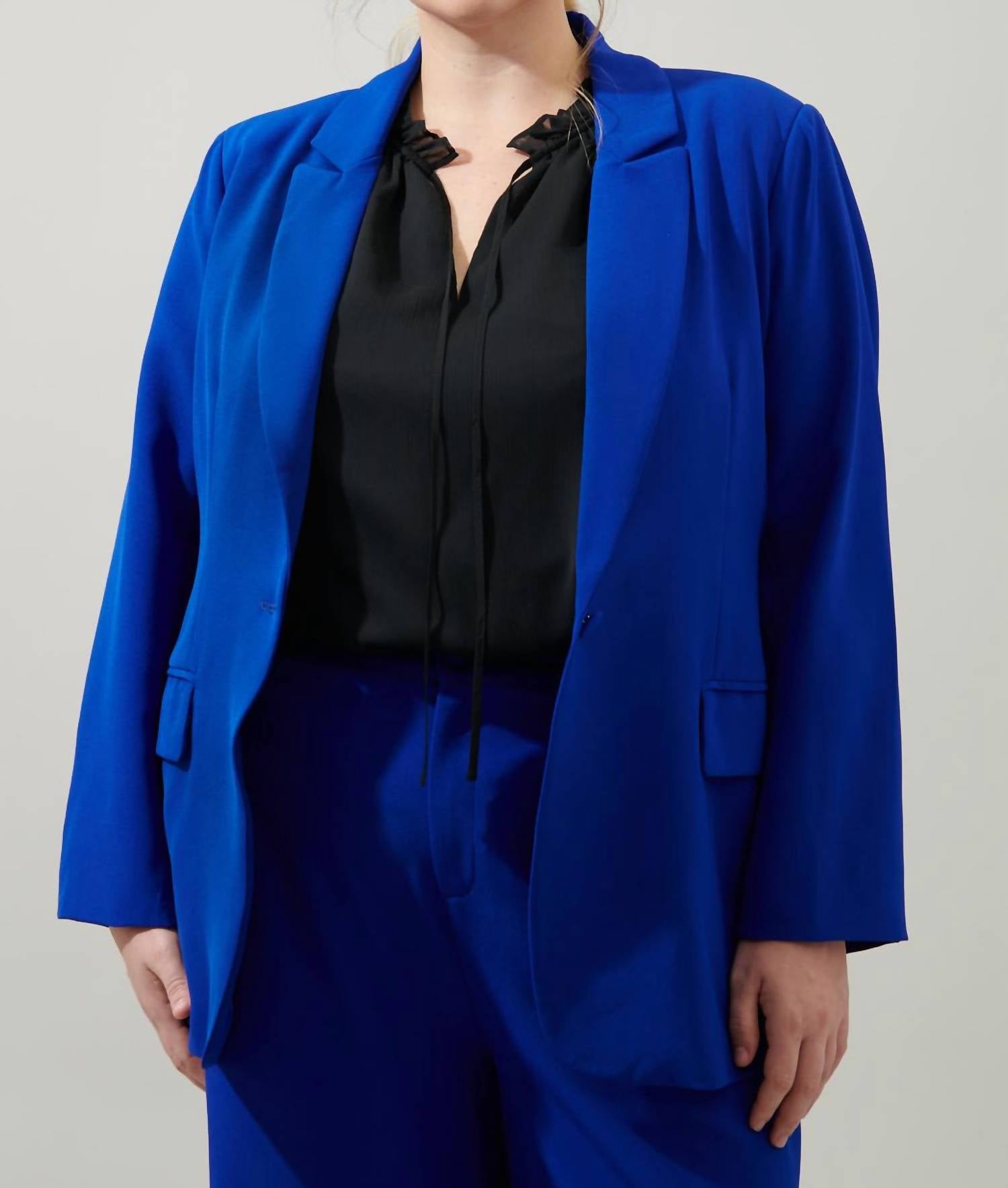 

Челси приталенный пиджак с острыми лацканами - плюс в кобальтово-синем цвете SUGARLIPS