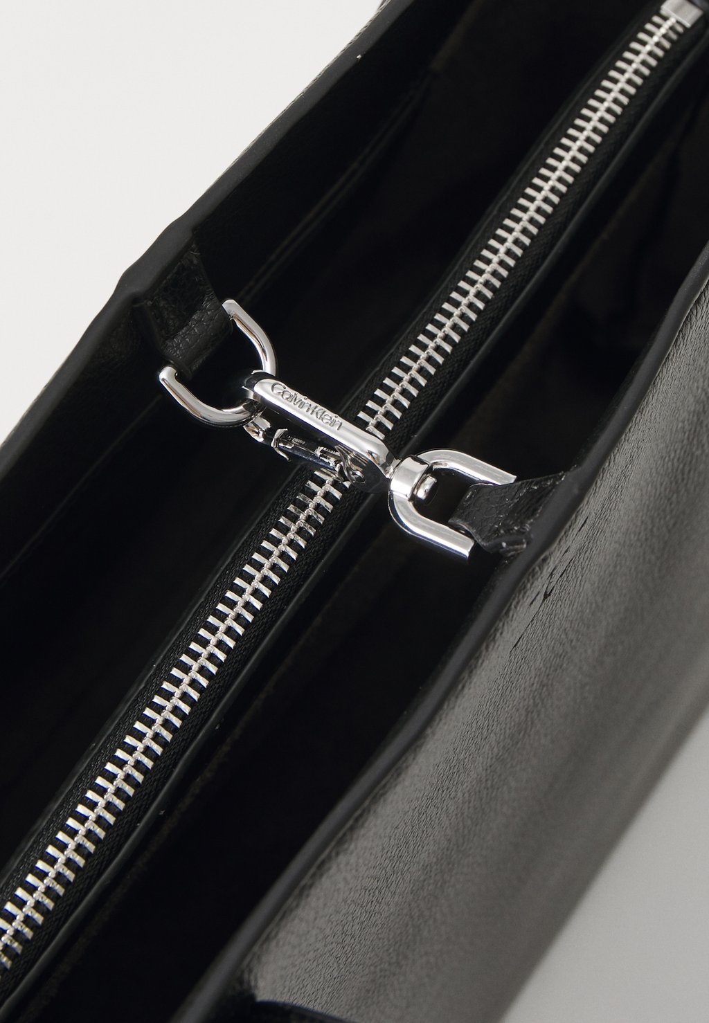 

Сумка-тоут PLAQUE MEDIUM SHOPPER Calvin Klein, черный