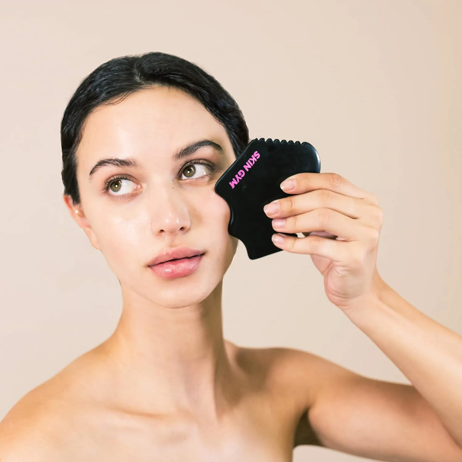 Массажер для лица Skin Gym Cleo Bian Stone Gua Sha для уменьшения мешков под глазами, отечности и мелких морщин. Антивозрастной лифтинг-уход за кожей лица. Косметический инструмент. — фото 2