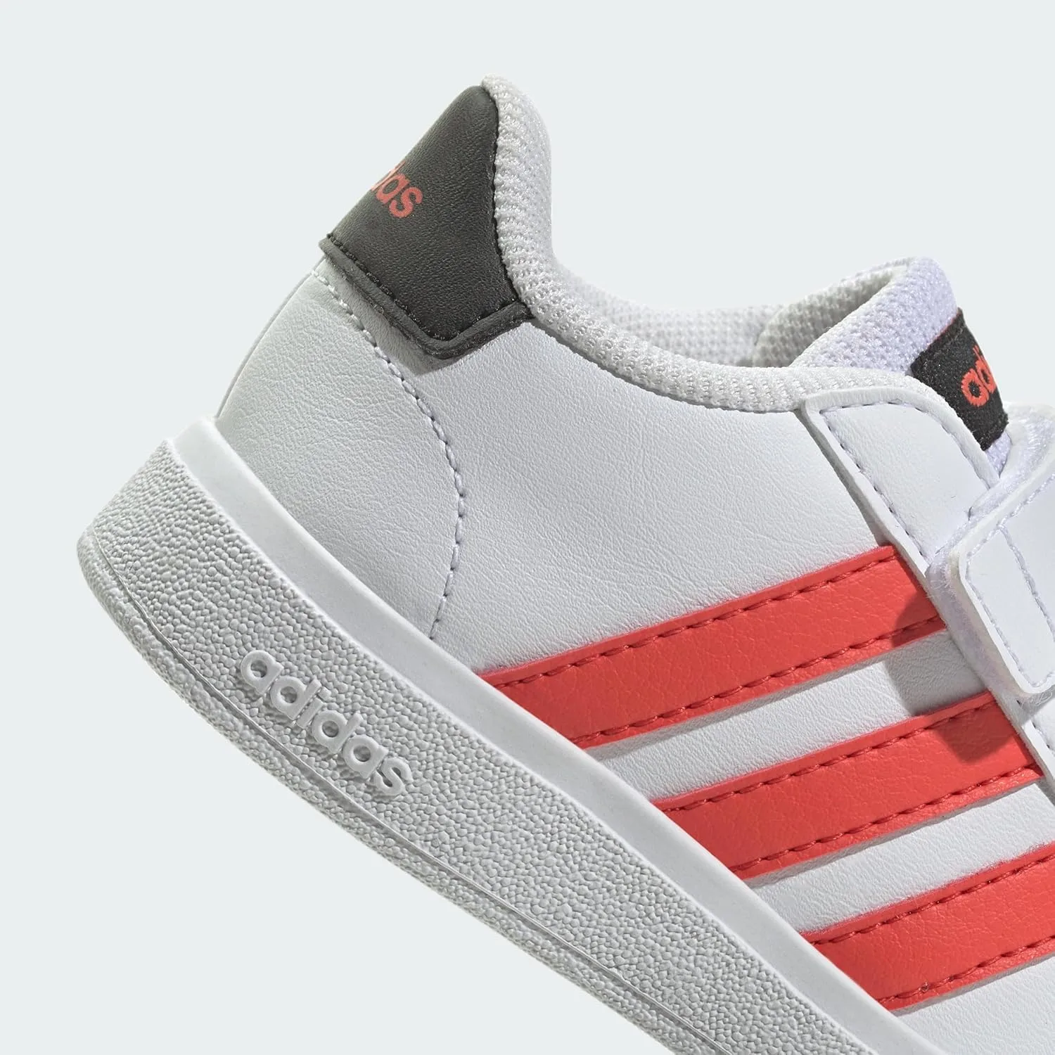 Детские кроссовки Adidas Unisex Baby Grand Court Lifestyle на губе, белый/черный/ярко-красный — фото 4