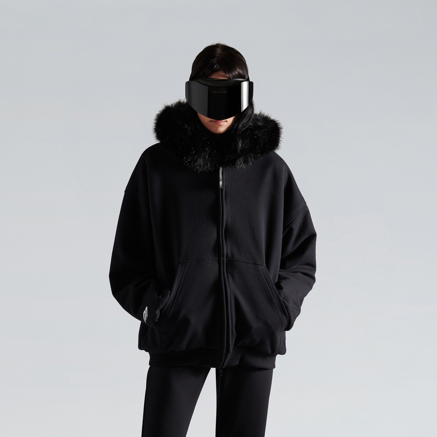 Женское пушистое худи на молнии в выцветшем черном цвете BALENCIAGA, выстиранный черный — фото 4