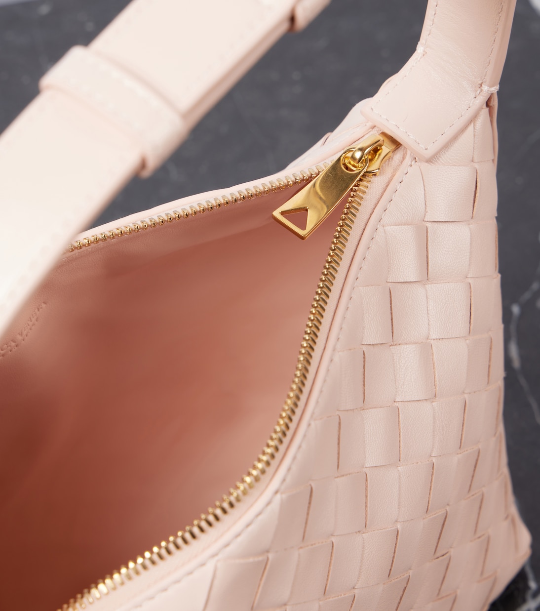 Кожаная наплечная сумка Wallace Bottega Veneta, Cameo-Gold — фото 3