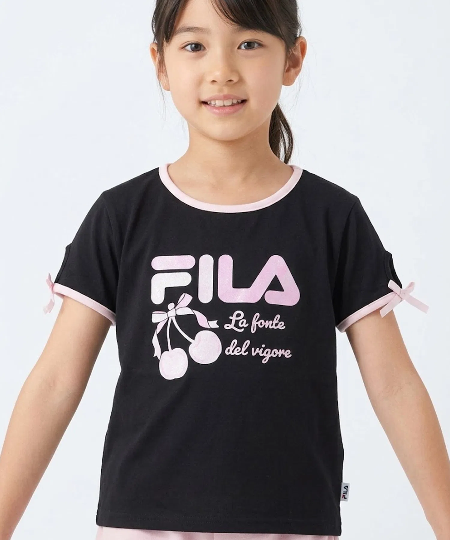 Девичья футболка FILA с принтом вишни и бантами на рукавах чёрная