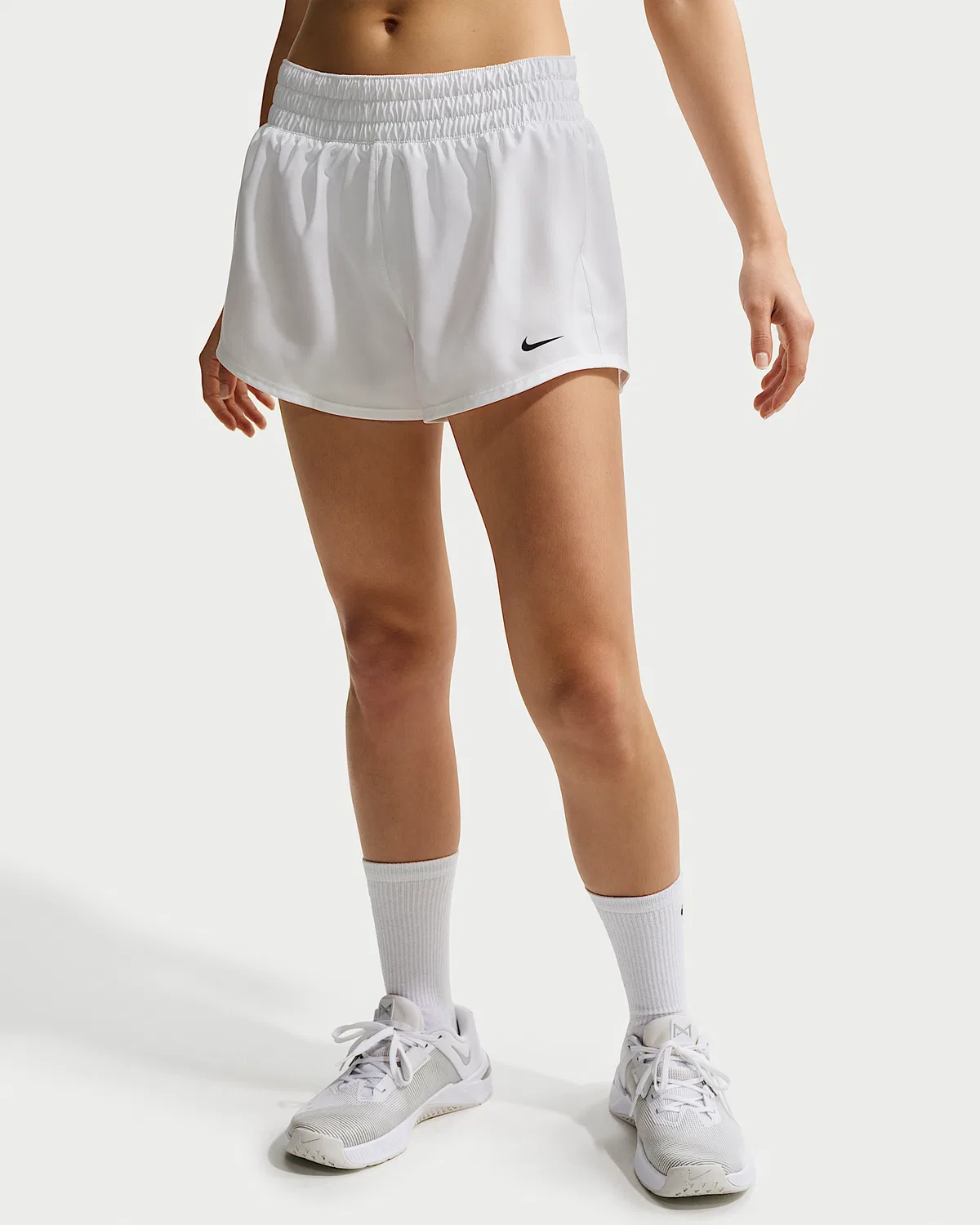 Женские шорты Nike One Dri-FIT со средней посадкой, длиной 3" и вкладышем, White/Black — фото 2