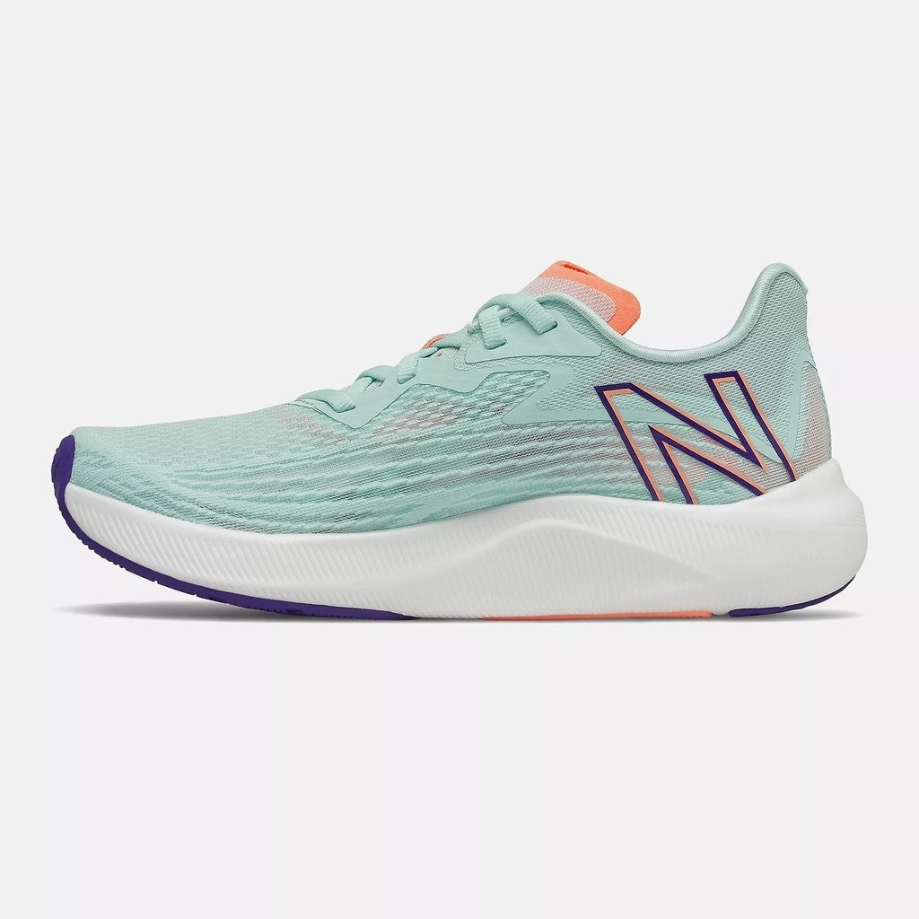 Женские зеленые беговые кроссовки New Balance FuelCell Rebel v2 WFCXLP2 — фото 2