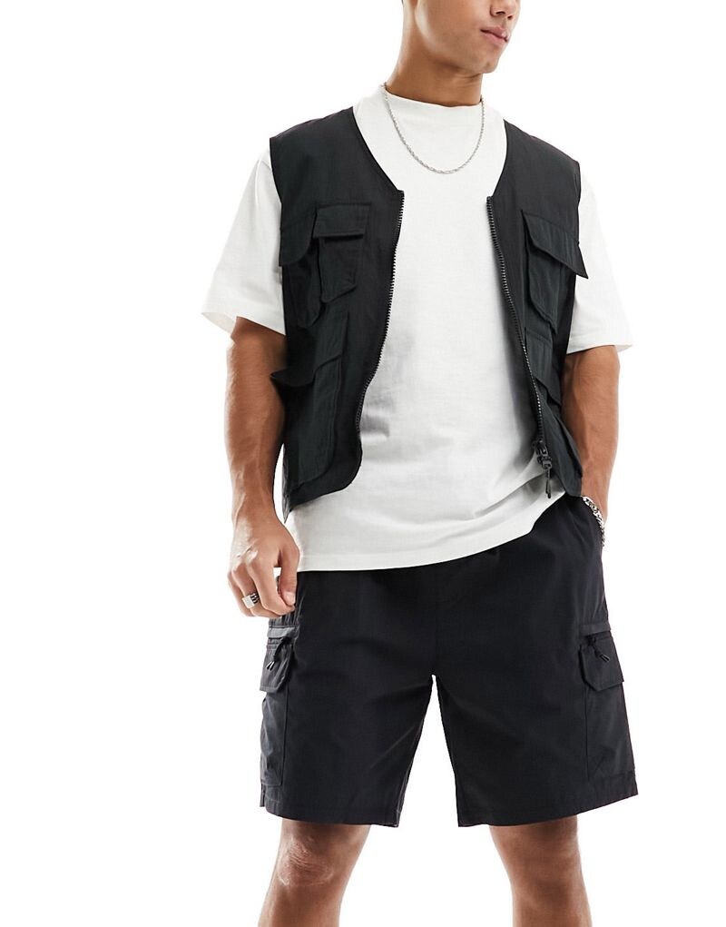 

Черные шорты карго River Island