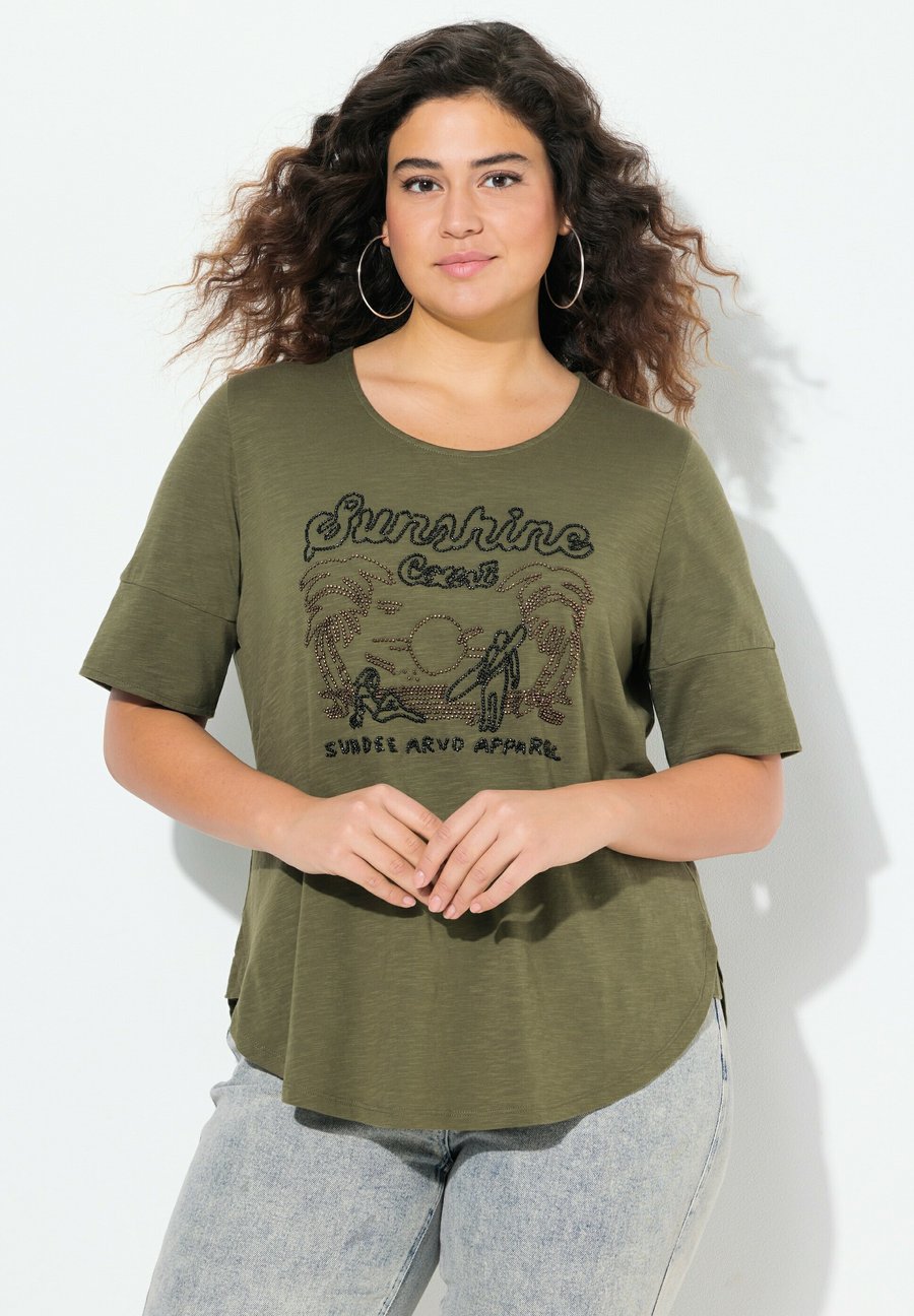 

Футболка Ulla Popken BEADED SHORT SLEEVE GRAPHIC, Olive Grey/Olive, Серый, Футболка Ulla Popken BEADED SHORT SLEEVE GRAPHIC, Olive Grey/Olive